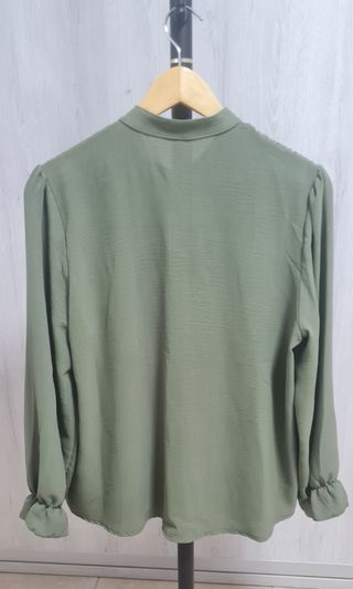 Blusa verde con cuello mao. Puñitos recogidos.