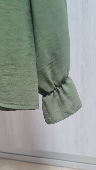Blusa verde con cuello mao. Puñitos recogidos.