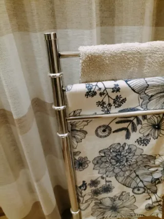 Toallero de pie cromado