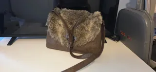 Bolso de mujer marrón con pelo