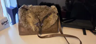 Bolso de mujer marrón con pelo