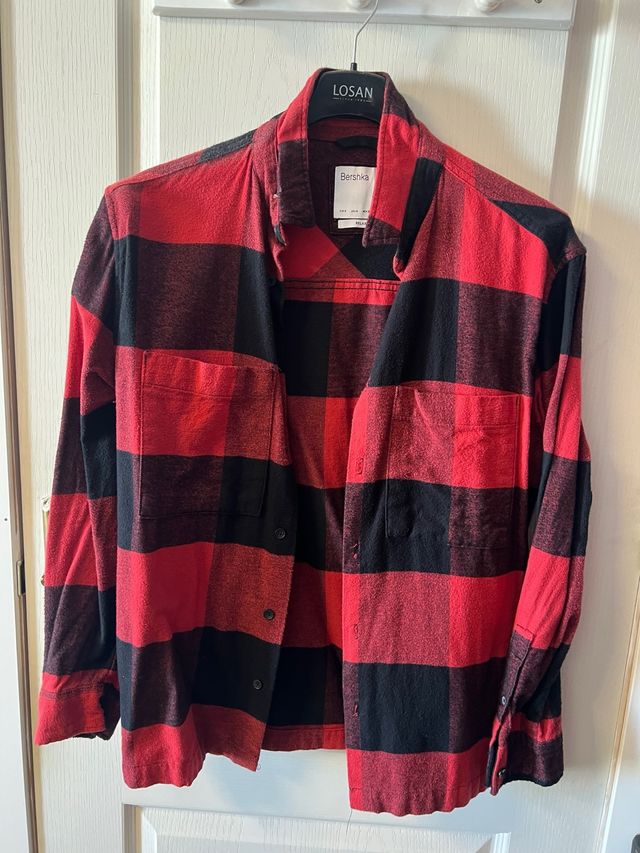 Sobrecamisa leñador Bershka cuadros roja y negra