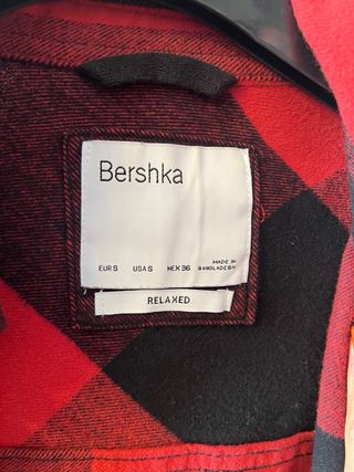 Sobrecamisa leñador Bershka cuadros roja y negra
