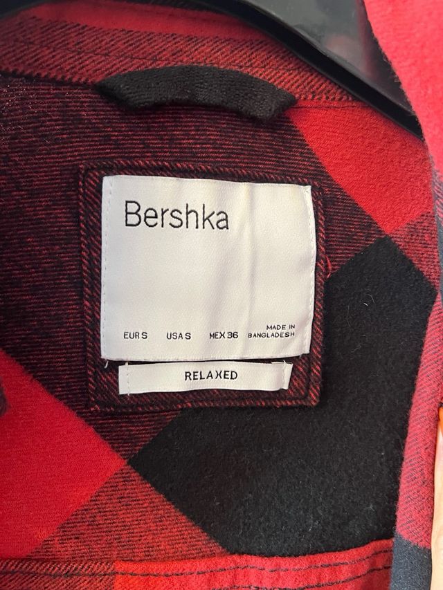 Sobrecamisa leñador Bershka cuadros roja y negra
