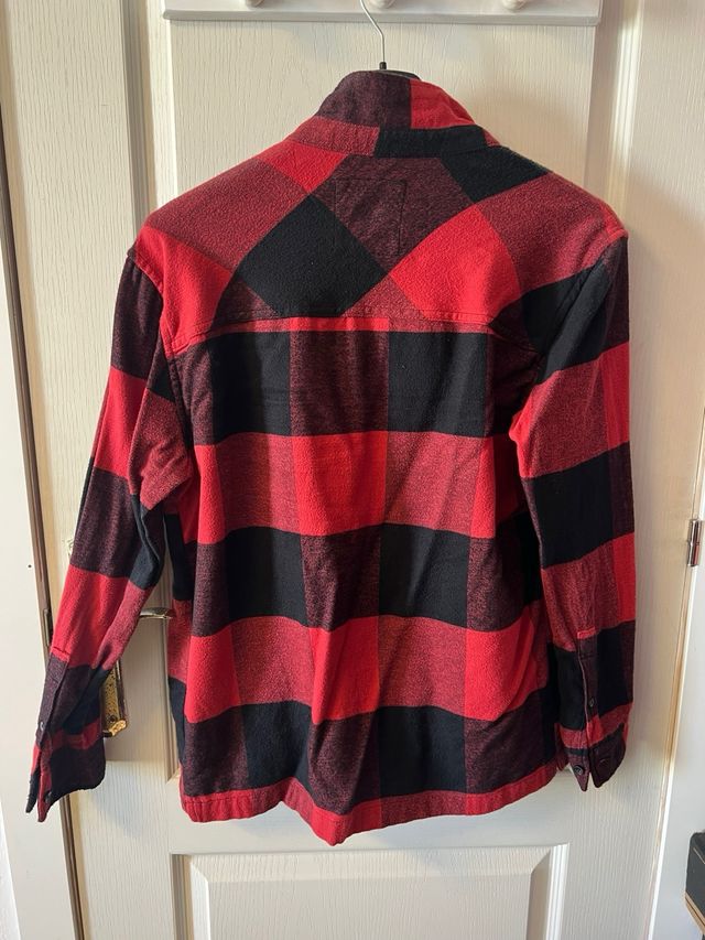 Sobrecamisa leñador Bershka cuadros roja y negra