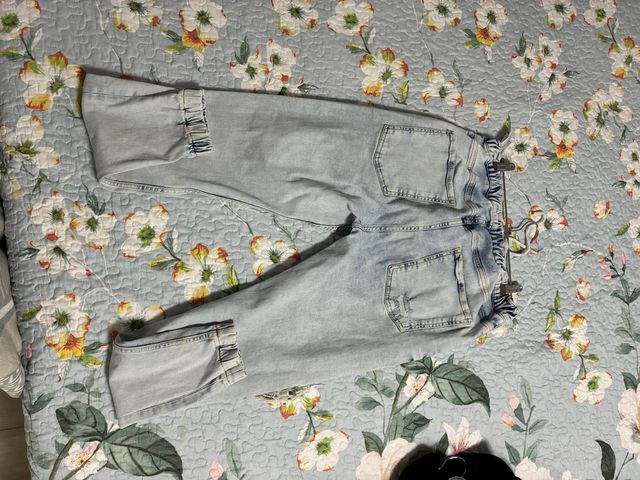 Pantalones vaqueros rotos Bershka