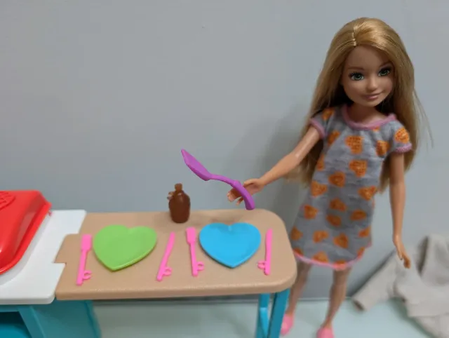 Muñeca "Stacie y su desayuno" (Hermana Barbie)