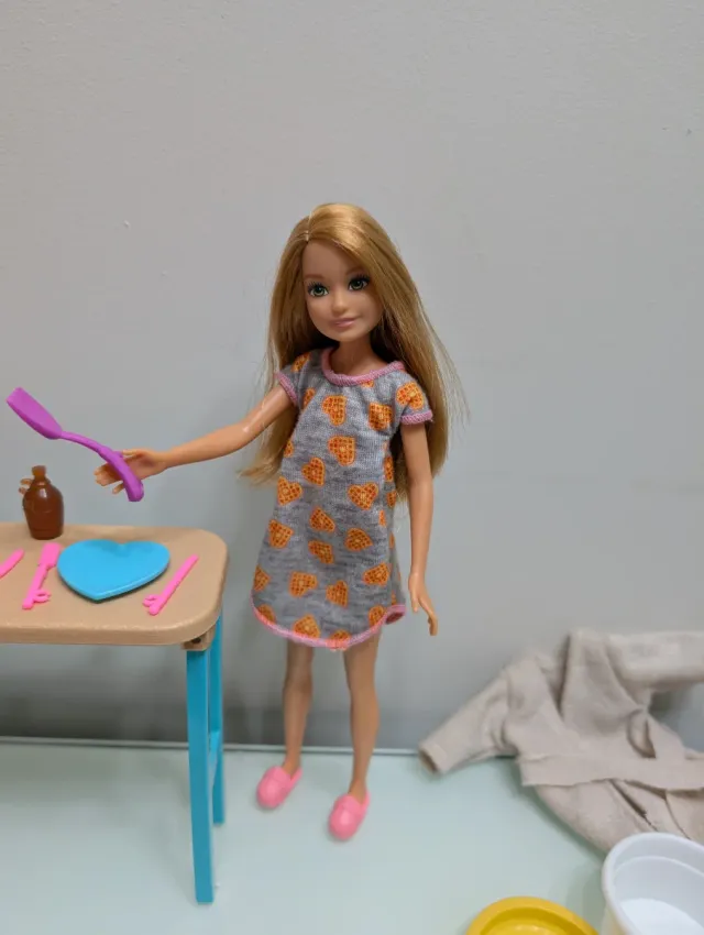 Muñeca "Stacie y su desayuno" (Hermana Barbie)