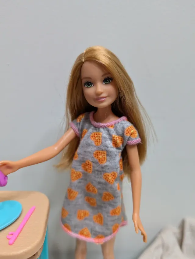 Muñeca "Stacie y su desayuno" (Hermana Barbie)