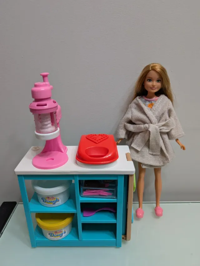 Muñeca "Stacie y su desayuno" (Hermana Barbie)