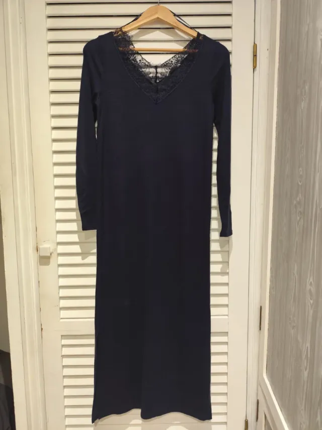 Vestido azul manga larga con encaje