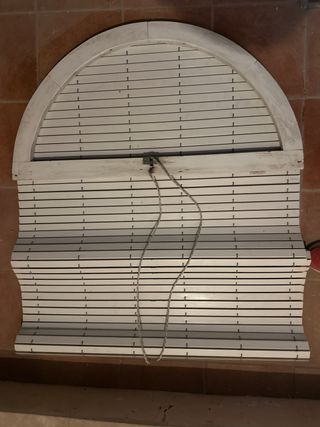 Persiana enrollable blanca semicircular