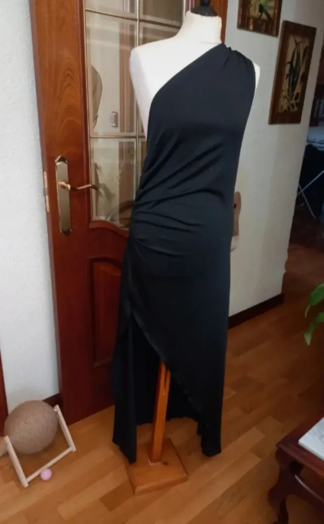 Vestido negro asimétrico talla M