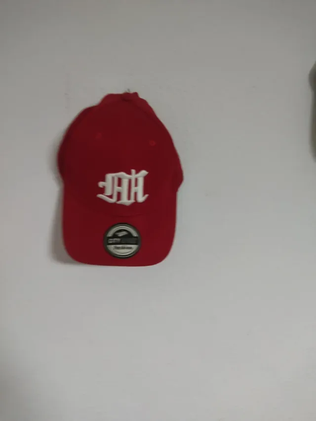 Gorra roja con logo M