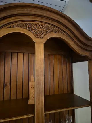 Vitrina madera maciza con puertas de cristal