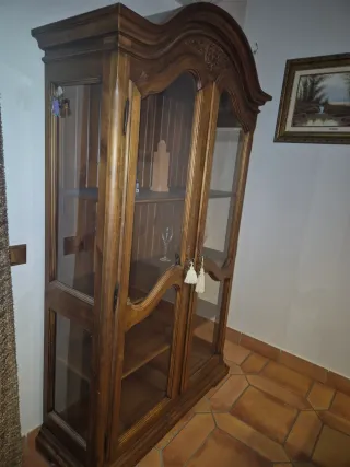 Vitrina madera maciza con puertas de cristal