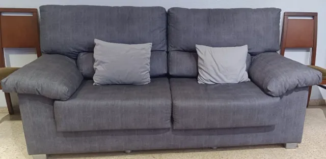 Dos sofás grises de tela, 100 euros cada uno.