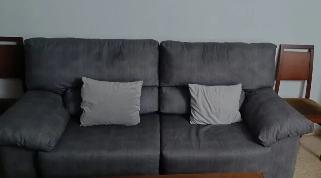 Dos sofás grises de tela, 100 euros cada uno.