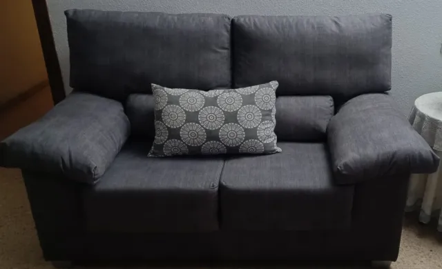 Dos sofás grises de tela, 100 euros cada uno.