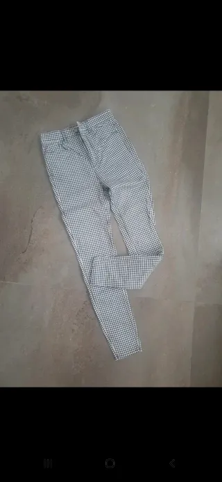 Pantalón cuadros Stradivarius chica