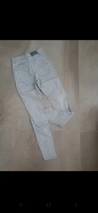 Pantalón cuadros Stradivarius chica