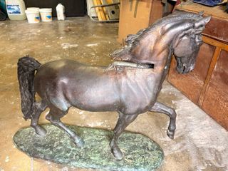 Figura de Bronce Caballo. Mesa de café.