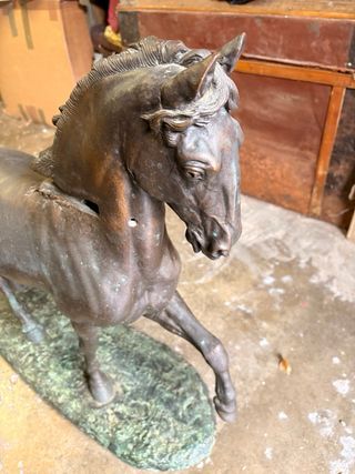 Figura de Bronce Caballo. Mesa de café.