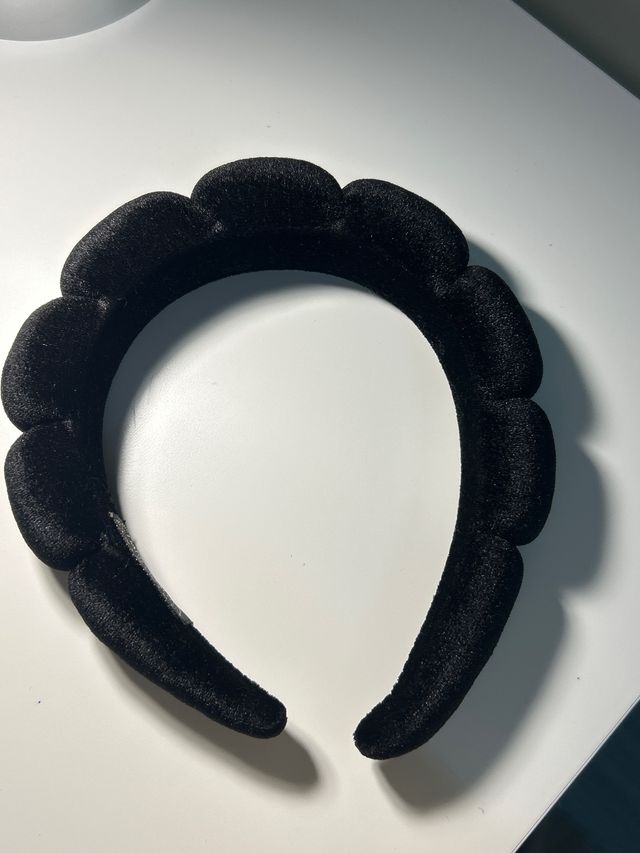Diadema negra con diseño de pétalos