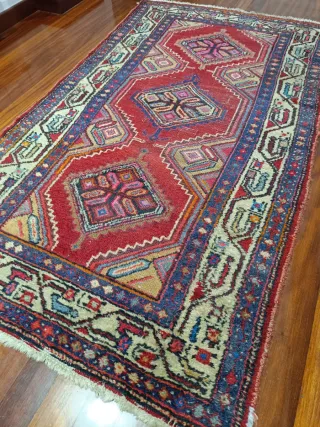 Alfombra de lana tejida a mano. Paquistaní.