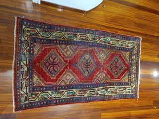 Alfombra de lana tejida a mano. Paquistaní.