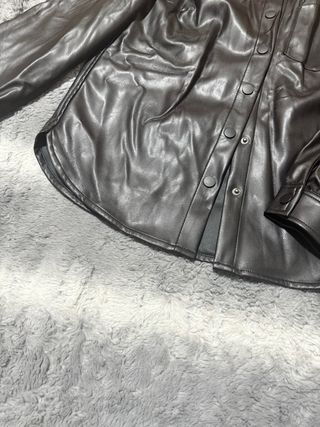 Camisa Polipiel H&M Negra