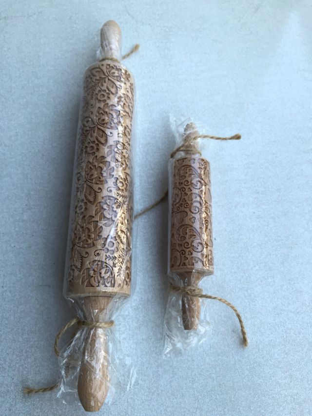 Rodillo de madera con relieve floral