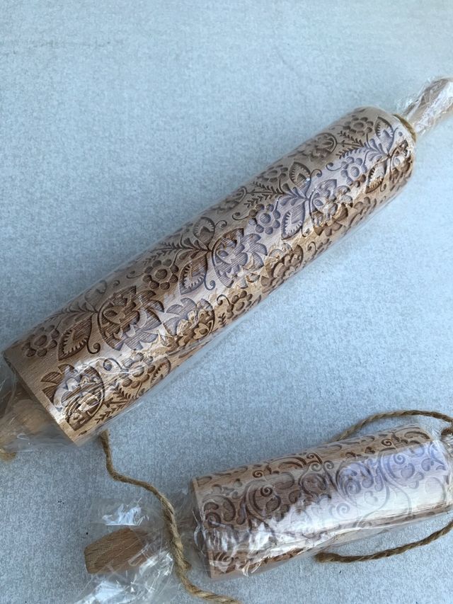 Rodillo de madera con relieve floral