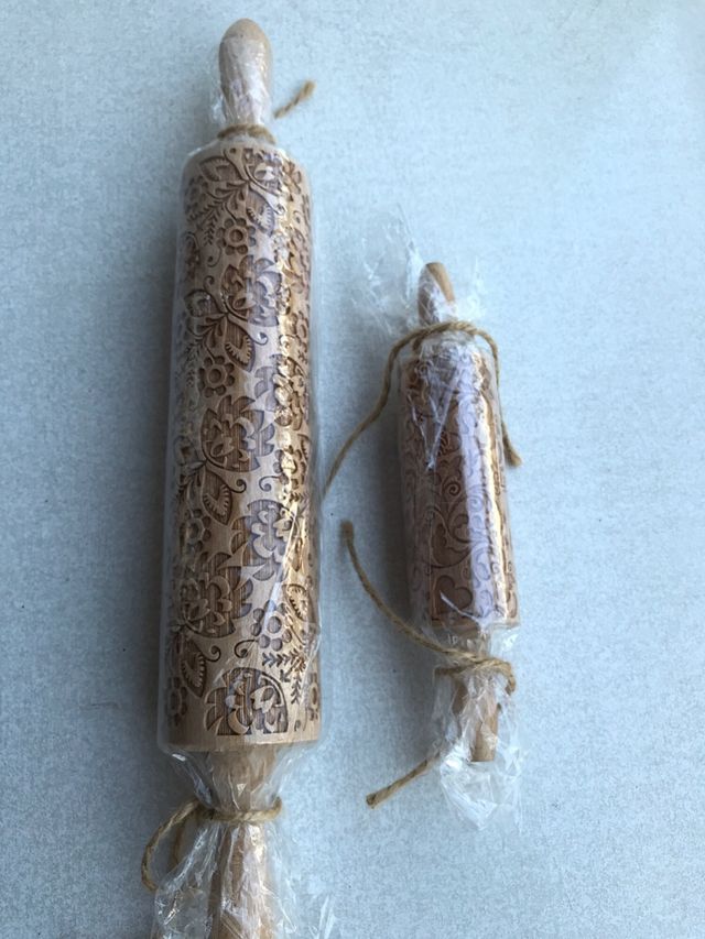 Rodillo de madera con relieve floral