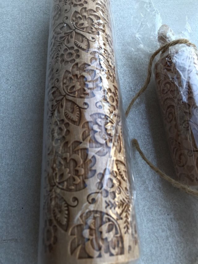 Rodillo de madera con relieve floral