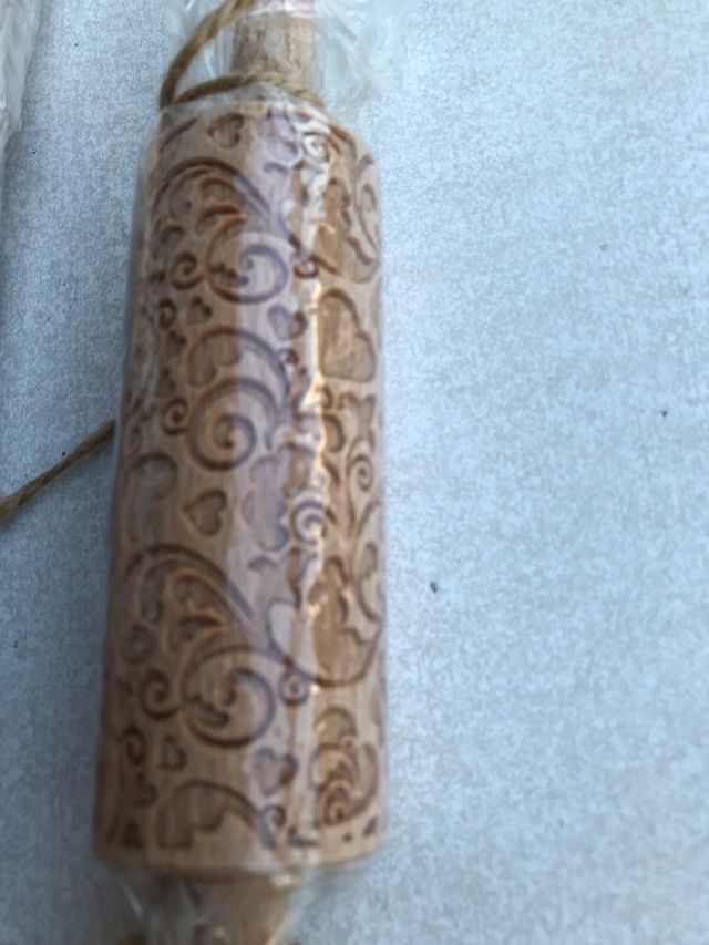 Rodillo de madera con relieve floral