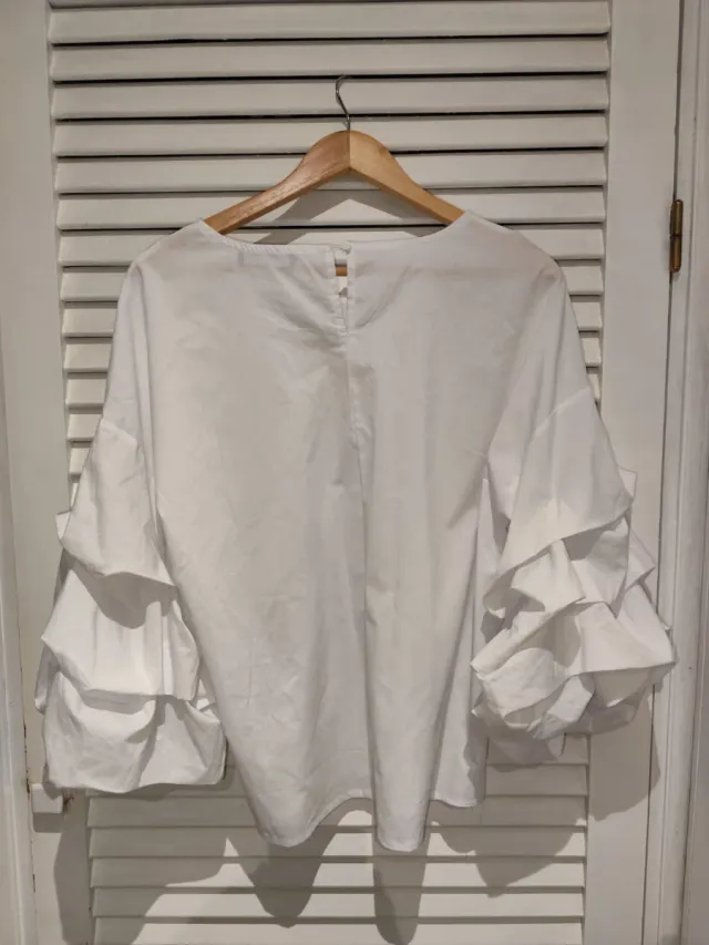 Blusa blanca con volantes
