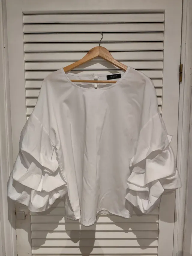 Blusa blanca con volantes