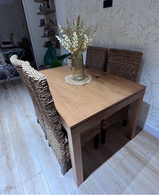 Mesa madera y 6 sillas rafia