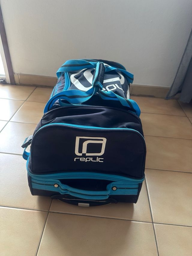 Bolsa Hockey Patines marca Replic Azul/Negra