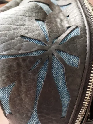 Mochila urbana negra y denim con diseño