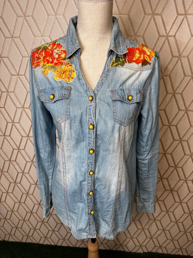 Camisa vaquera floral con strass