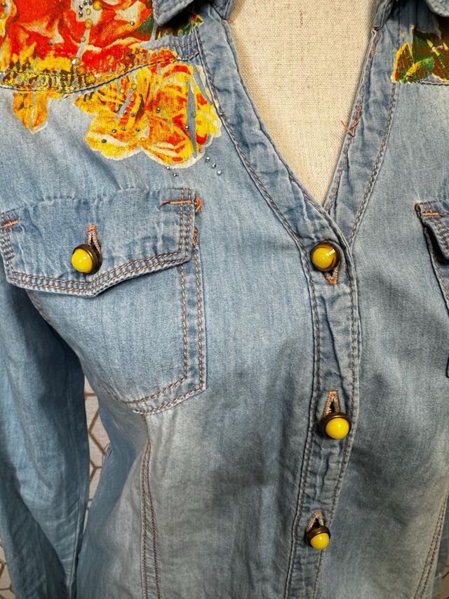 Camisa vaquera floral con strass
