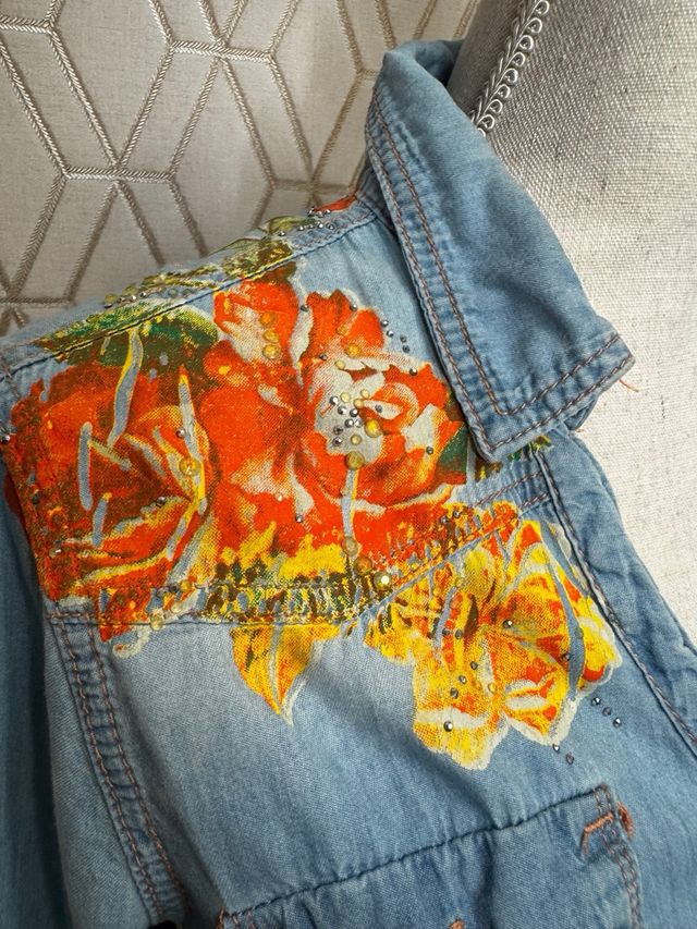 Camisa vaquera floral con strass