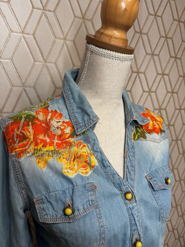 Camisa vaquera floral con strass