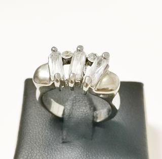 Anillo Plateado con Cristales Elegantes