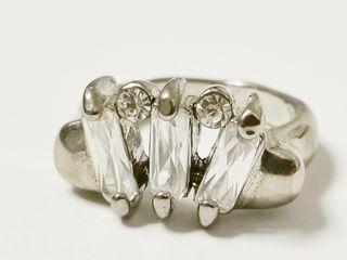 Anillo Plateado con Cristales Elegantes