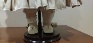 Boneca de Época com Ursinho e Chapéu