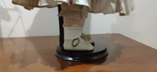 Boneca de Época com Ursinho e Chapéu