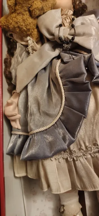 Boneca de Época com Ursinho e Chapéu